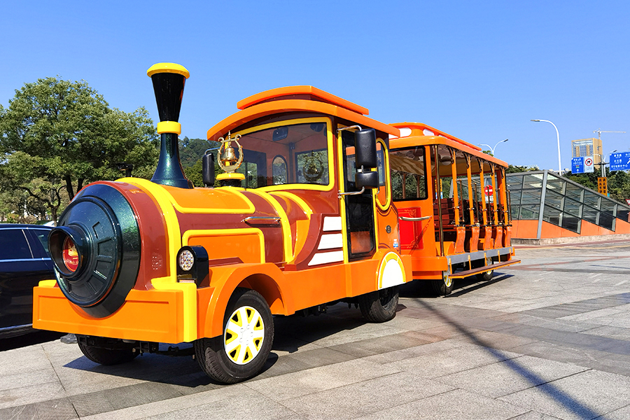 Tram type grote ongebaande toeristische trein