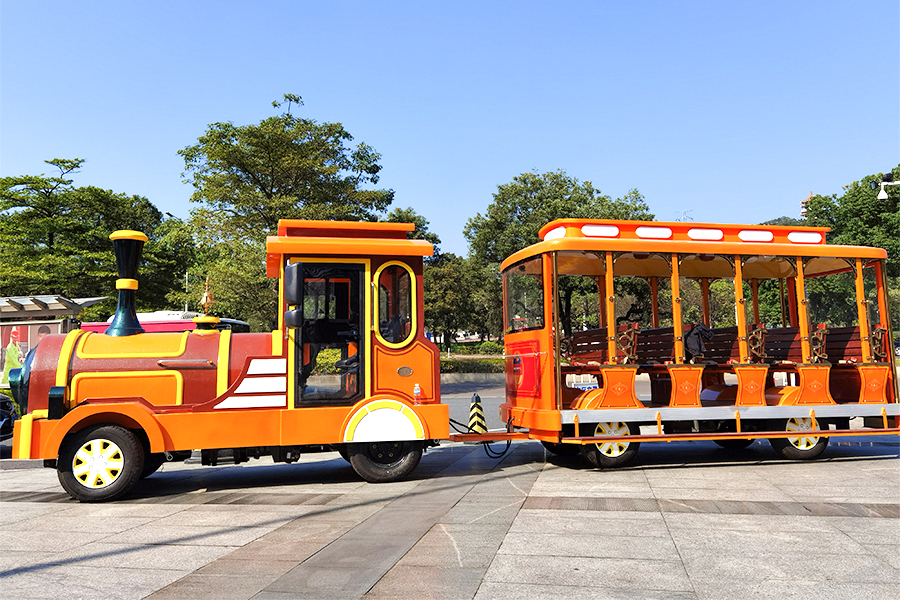 Tram type grote ongebaande toeristische trein