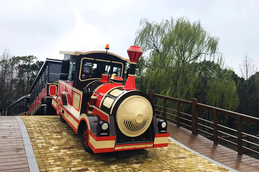 28 elegante grootschalige ongebaande sightseeingtreinen in gesloten rijtuigen